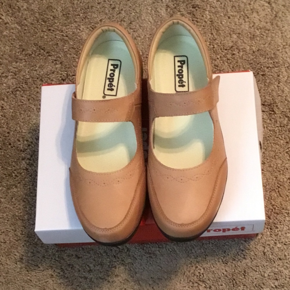 NWT PROPET MARY ELLEN FLATS SIZE 7 1/2 ( X WIDE 2E )  COLOR OYSTER VELCRO STRAPS